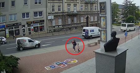 Szukają mamy z nagrania. Kamera uchwyciła, jak bawi się z dziećmi
