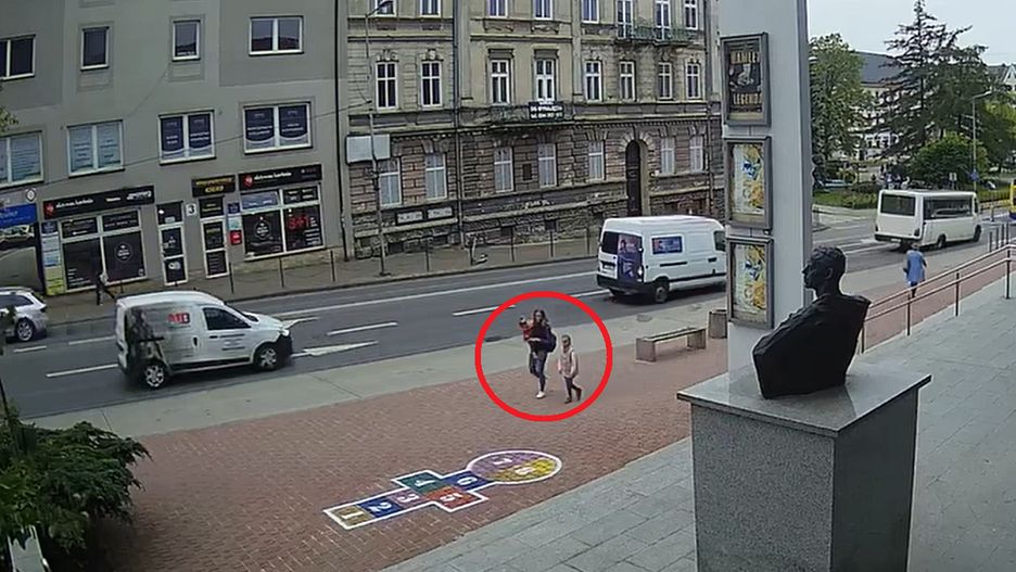 Pokazała dzieciom, jak się gra w klasy