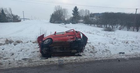 Śmiertelny wypadek na DK-12. Ruch odbywa się tam wahadłowo. Auto uderzyło w skarpę.