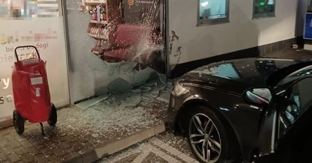 Niefortunne parkowanie. 22-latka wjechała audi w witrynę stacji paliw