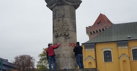 Strajk kobiet. Kibice Lecha czyścili pomnik. Przekazali ważny apel