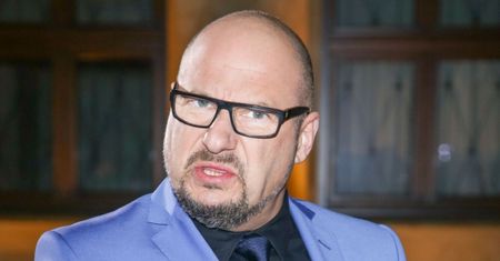 Piotr Gąsowski zaatakowany przez internautów za poglądy polityczne: "Pan się cieszy, bo znów BLIŻEJ KORYTA". ZAREAGOWAŁ (FOTO)