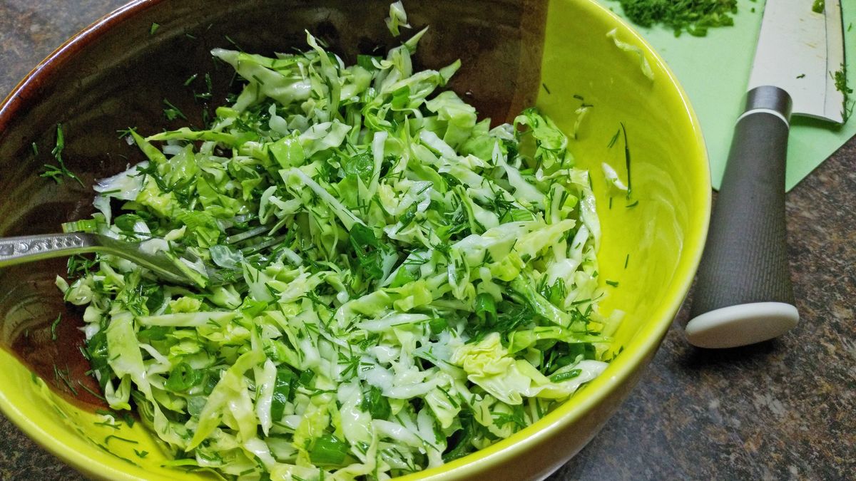 Ta surówka z kapustą sprawi, że szybko zapomnisz o każdej innej