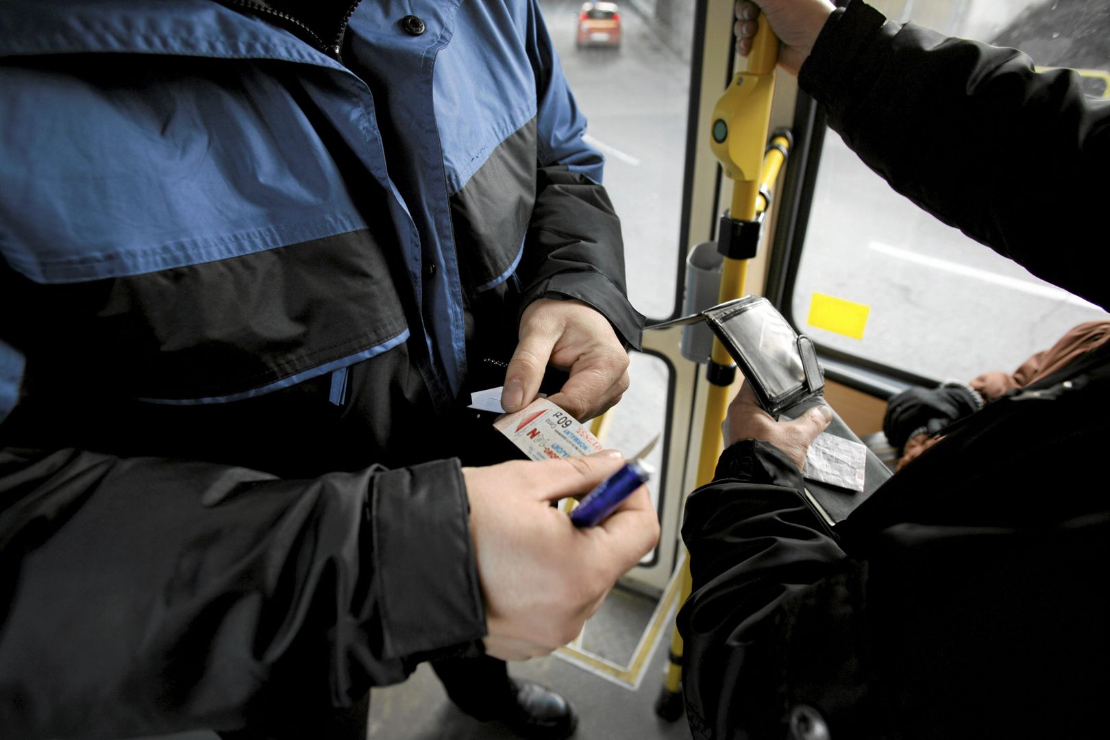 03.03.2010 KATOWICE , KONTROLER KZK GOP SPRAWDZA BILETY W TRAMWAJU LINI 16 . 
FOT . MARTA BLAZEJOWSKA / Agencja Wyborcza.pl
Fot. Marta B=a�ejowska / Agencja Wyborcza.pl
KONTROLA BILETOW, KANAR, KOMUNIKACJA, TRAMWAJ