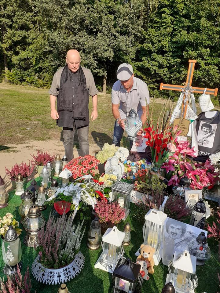 Krzysztof Krawczyk junior i Marian Lichtman odwiedzają grób Krzysztofa Krawczyka