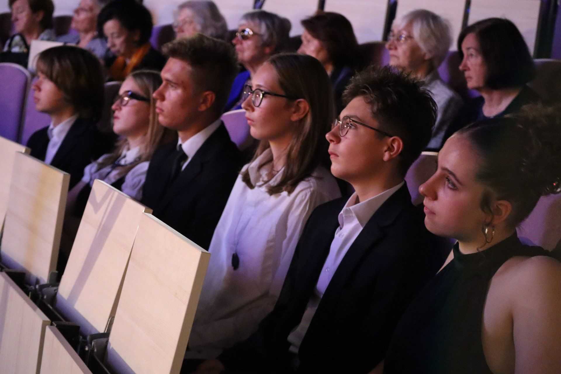 Przed południem w piątek, 3 października przedstawiciele szkolnej społeczności oraz zaproszeni goście spotkali się w auli ANS