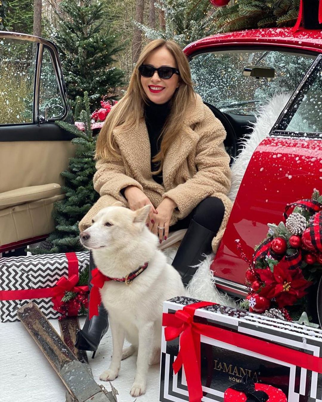 Joanna Przetakiewicz na tle zabytkowego Porsche 