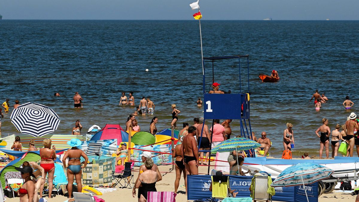 Szukają do pracy nad morzem. Nawet 7 tys. na rękę. Na zdjęciu - plaża w Świnoujściu