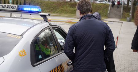 500 zł mandatu. Złapali go pod śmietnikiem. "Wszyscy tak robią"