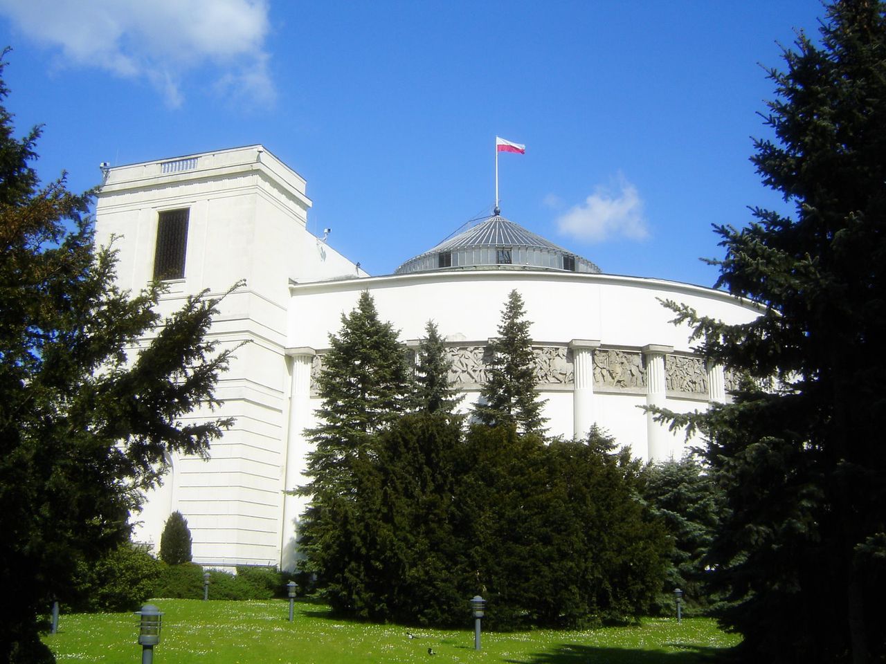 PKW tnie subwencje dla PiS i Konfederacji. Milionowe straty i gorący spór o kampanijne finanse