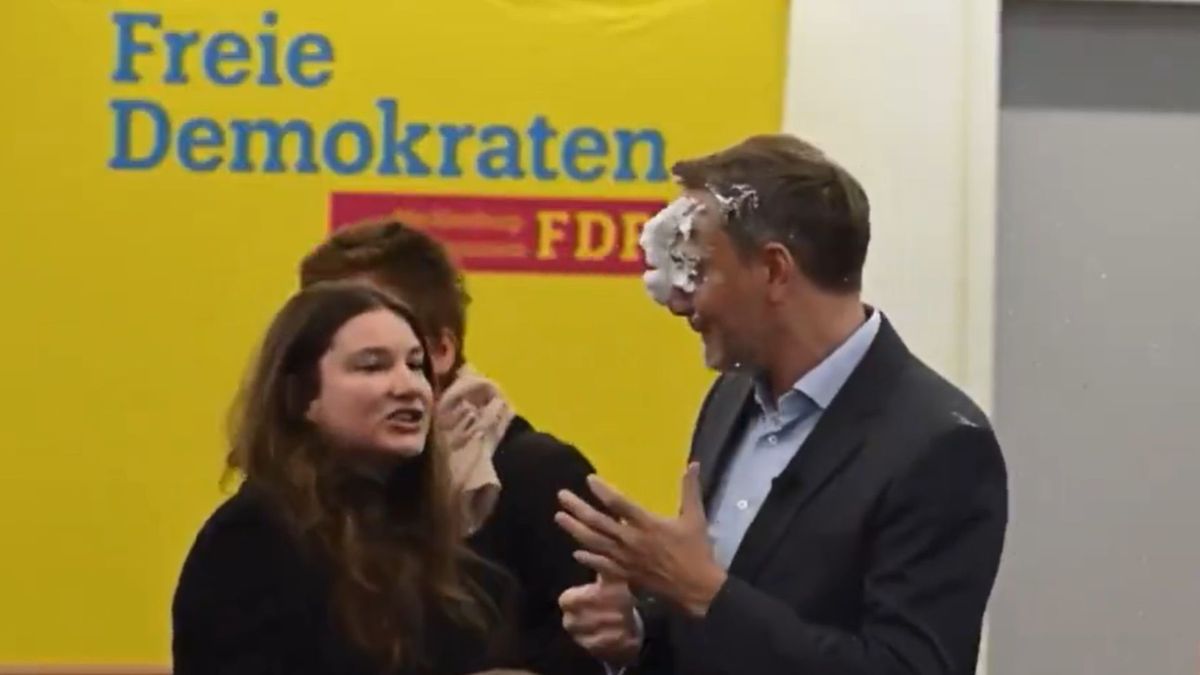 Incydent podczas wiecu w Niemczech. Christian Lindner obrzucony 