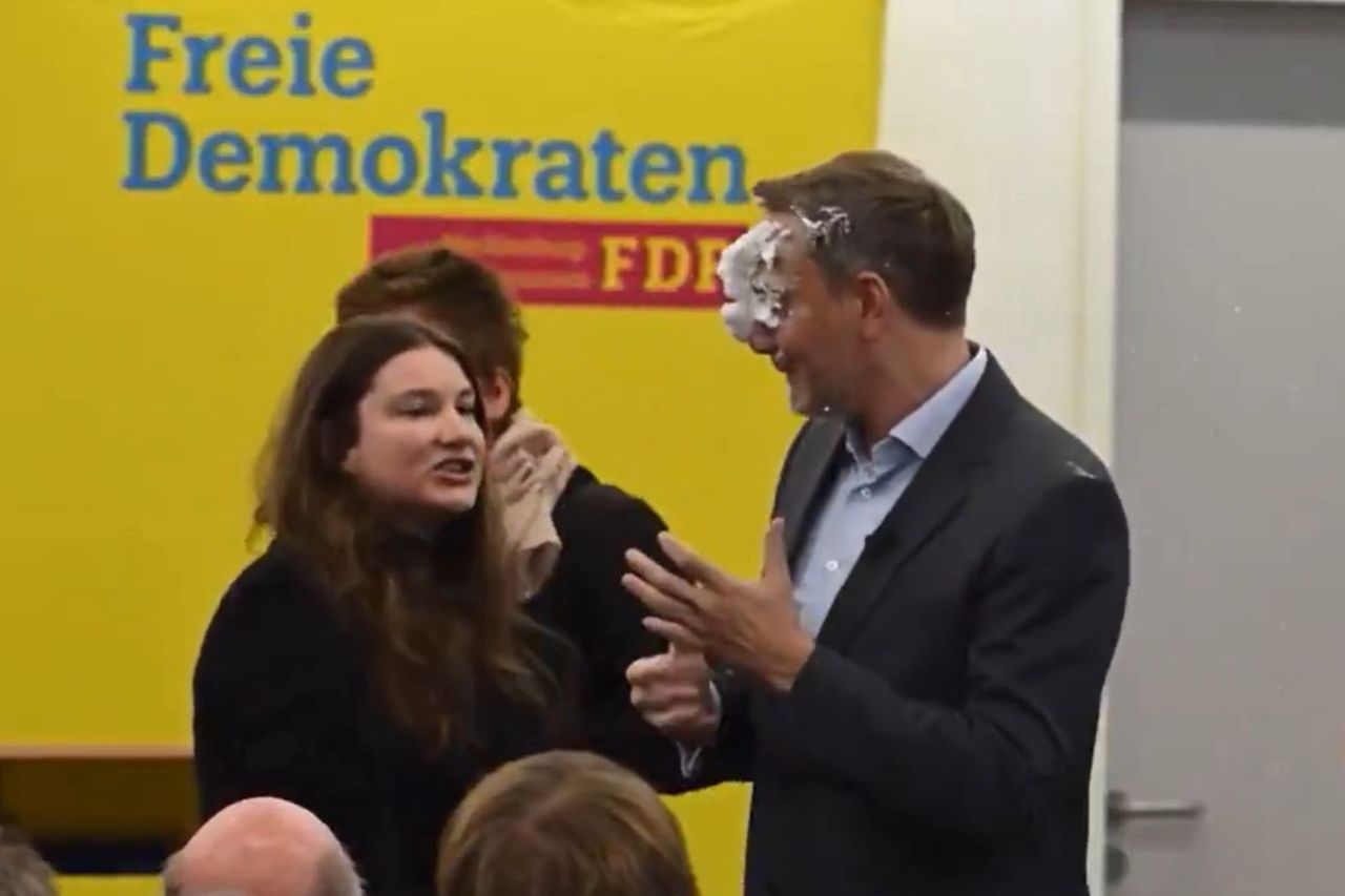 Foam attack on Lindner: Protest disrupts FDP campaign rally
