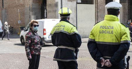 Policjanci ponownie bezwzględni. Mandat dla kobiety za... spacer z żółwiem