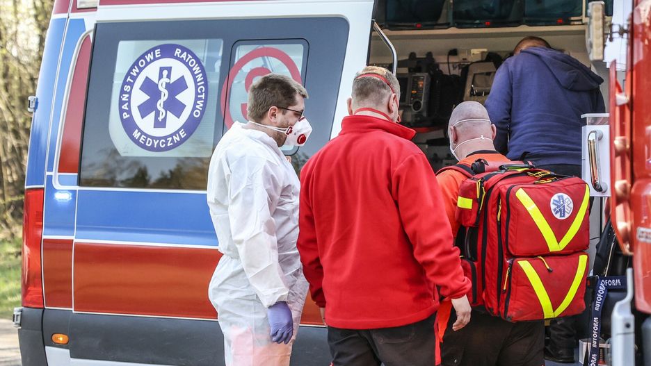 Załoga karetki (zdjęcie ilustracyjne) 