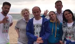 „Wakacje z Europą” Platformy Obywatelskiej – skuteczna „praca u podstaw” czy niepotrzebne zajmowanie urlopowiczów polityką? (opinie)