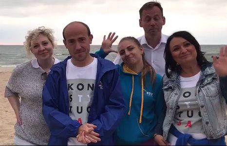 „Wakacje z Europą” Platformy Obywatelskiej – skuteczna „praca u podstaw” czy niepotrzebne zajmowanie urlopowiczów polityką? (opinie)