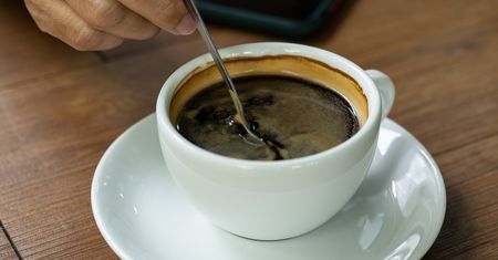 Pij rano kawę z tym dodatkiem, a nie będziesz podjadać i zgubisz zbędne kilogramy