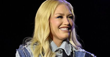 Uśmiechnięta od ucha do ucha Gwen Stefani BŁYSZCZY na scenie w oryginalnej stylizacji. Czas się dla niej zatrzymał? (ZDJĘCIA)