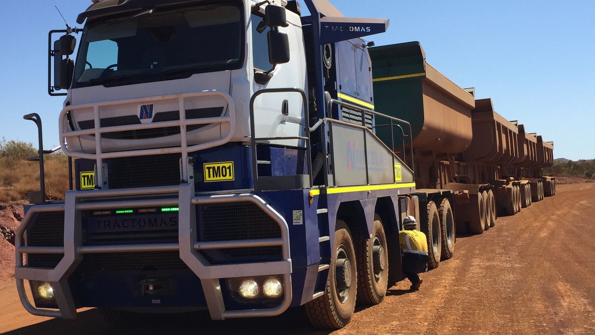 Nicolas Tractomas używany w australijskim pociągu drogowym