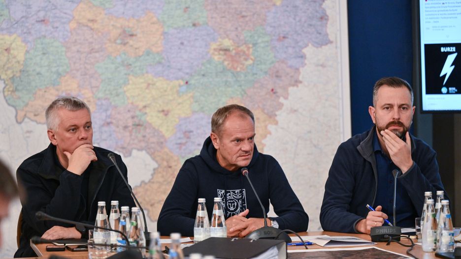 Donald Tusk, Tomasz Siemoniak, W�adys�aw Kosiniak-Kamysz
Wroc�aw, 19.09.2024. Premier Donald Tusk (C), wicepremier, minister obrony narodowej W�adys�aw Kosiniak-Kamysz (P) oraz szef MSWiA Tomasz Siemoniak (L) podczas narady og�lnopolskiego sztabu kryzysowego we Wroc�awiu, 19 bm. W trakcie spotkania om�wiona zosta�a bie��ca sytuacja powodziowa w po�udniowo-zachodniej Polsce. (amb) PAP/Maciej Kulczy�ski
Maciej Kulczy�ski
alert, deszcze, ekstremalne opady, kryzysowy kryzysowego, narada, odprawa, opady deszczu, ostrze�enie, podtopie�, pogoda, polityk, polityka, sztab kryzysowy, sztab sztabu, ulewa, ulewy, W�adys�aw Kosiniak Kamysz, zagro�enie