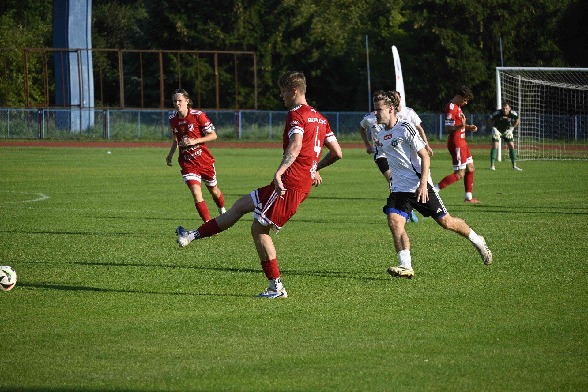Piłkarze Wdy Świecie (czerwone stroje) przegrali z Cartusią Kartuzy 0:4 (0:2)