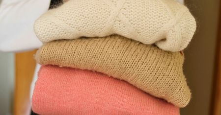 Wlała do miski i zanurzyła swój stary sweter. Po pół godziny był jak nowy