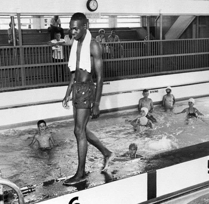 19-letni David Isom złamał nakaz segregacji rasowej 8 czerwca 1958 roku wchodząc na basen dla białych. Placówka została zamknięta chwilę później.