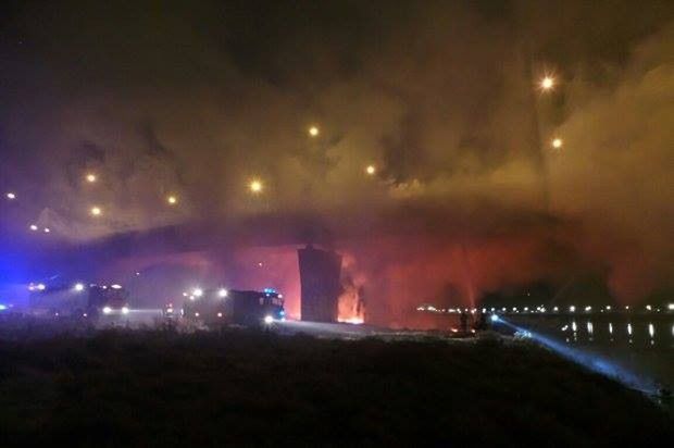 Groźny pożar mostu Łazienkowskiego [WIDEO]