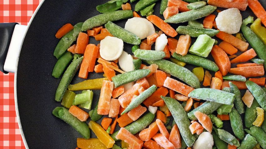 Mrożone warzywa na patelnię są zdrowe