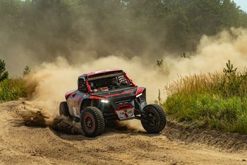 Red Fox Racing coraz bliżej podium. Mocny występ w AKPOL Baja Rally