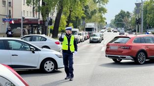 Policjant pokazuje kierowcom miejsce. Trzeba wiedzieć, co zrobić