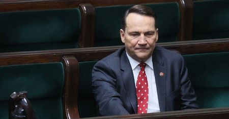 "Haracze dla pośredników". Sikorski tłumaczy, co rząd zrobił z problemem ws. wiz