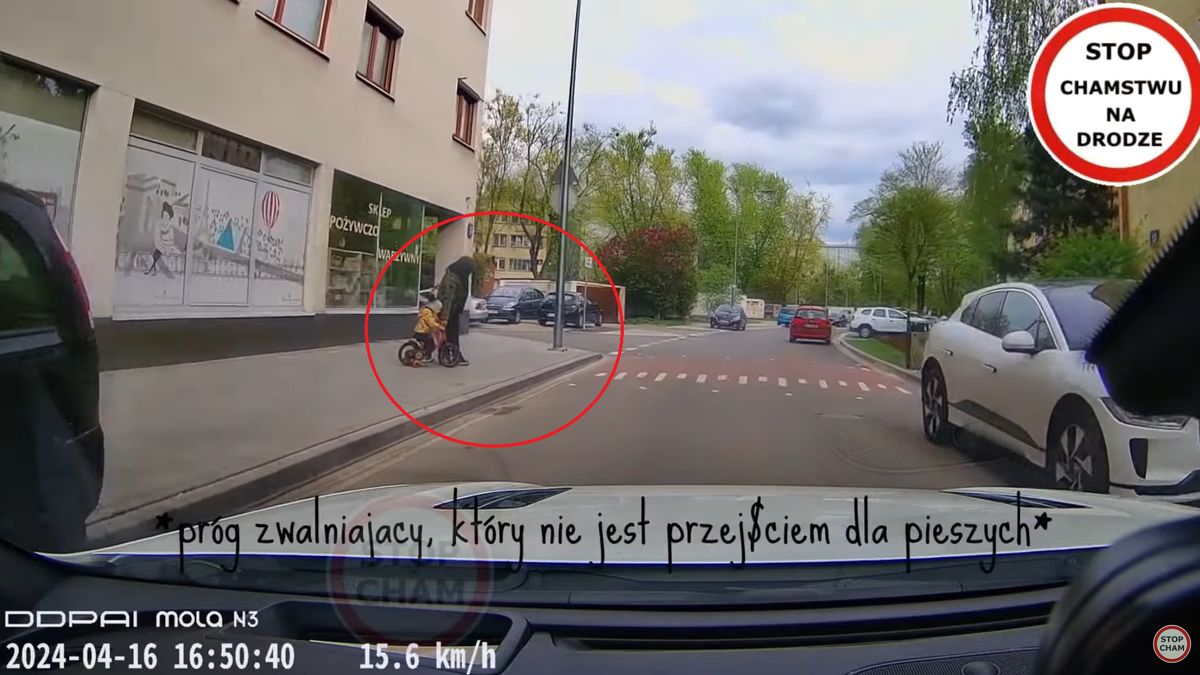 Ojciec z dziećmi przechodzi po progu zwalniającym. Myślał, że to pasy