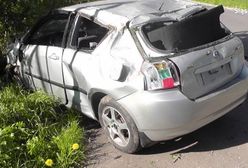 Śląskie. Szczęście pijanego. Auto koziołkowało, kierowca wypadł i... uniknął obrażeń