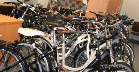 Imponujący łup w rowerowej "dziupli". Policja rozbiła szajkę złodziei