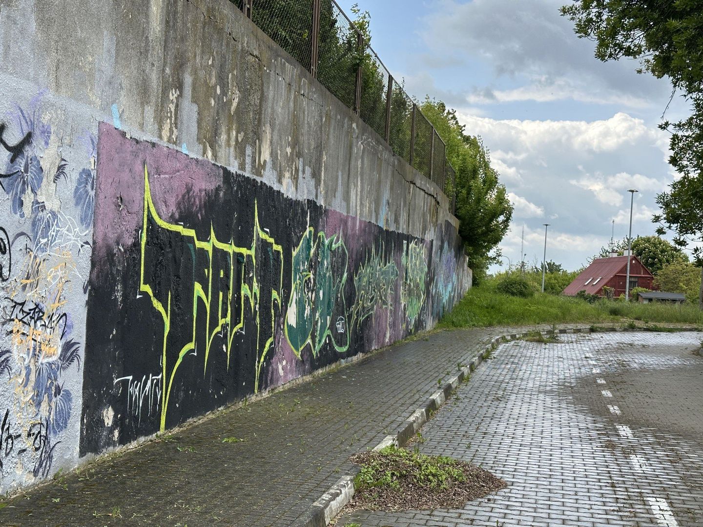 Mur na który napiera skarpa. Strach poprowadzić podjazdem drogę ewakuacyjną na dziedziniec, gdzie mają się odbywać imprezy kulturalne. 