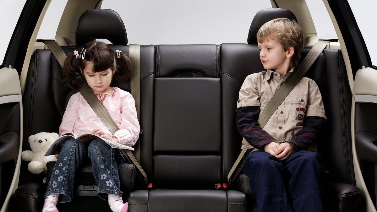 W niektórych samochodach marki Volvo z kanapy można zrobić podwyższenie dla dziecka, co umożliwia przewożenie go bez fotelika