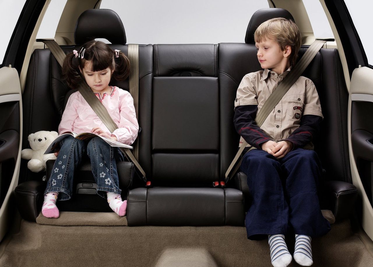 W niektórych samochodach marki Volvo z kanapy można zrobić podwyższenie dla dziecka, co umożliwia przewożenie go bez fotelika