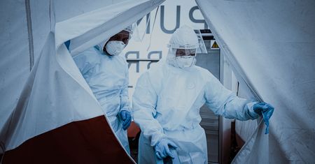 Zakaz przemieszczania się, zamknięte hotele i siłownie. Znana treść nowych obostrzeń