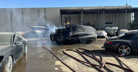 Tesla od miesięcy stała na złomowisku. Nagle auto zaczęło się palić