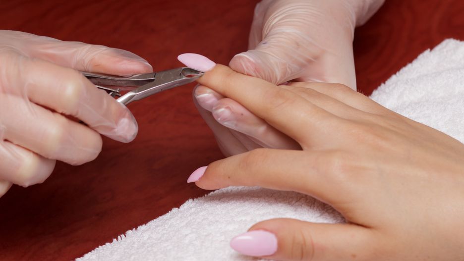 wycinanie skórek, manicure, kosmetyczka, paznokcie, stylistka paznokci, spa