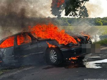 Lubin: Płonący mercedes w rowie i bosy kierowca biegający wkoło. Uciekł, gdy dowiedział się, że jadą służby