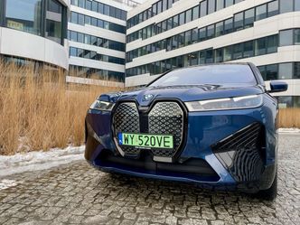 BMW iX. Bawarczycy za prawie pół miliona złotych połączyli przepych, elektromobilność i nowoczesność