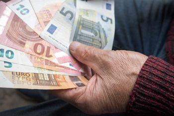 Emeryt zagrał w filmie. Kazano mu oddać emeryturę za cały rok