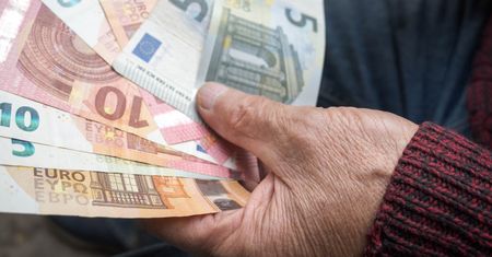 Emeryt zagrał w filmie. Kazano mu oddać emeryturę za cały rok