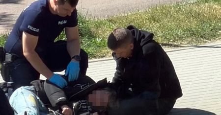 18-latek leżał przed komisariatem. W telefonie była ważna informacja