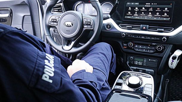 Warszawa. W polskiej policji służy oraz więcej samochodów elektrycznych. Ich zakupy dofinansowują wojewódzkie fundusze ochrony środowiska