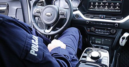 Warszawa. Stołeczni policjanci w elektrycznych samochodach. Radiowozy, które podjadą bezgłośnie
