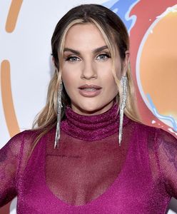 Karolina Gilon ma na sobie kusą sukienkę. To rozgrzało internautów