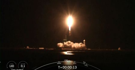 Start rakiety SpaceX. Rozmieści na orbicie 49 satelitów